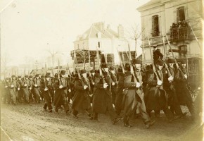 Mobilisation - défilé cours de Chazelles - 1914