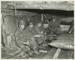 Soldats américains au milieu des obus - 1945